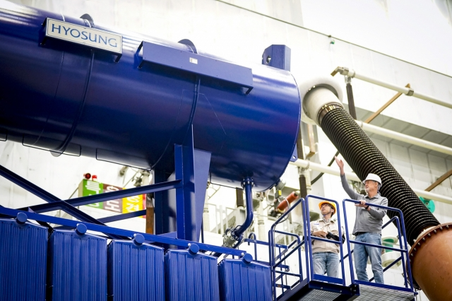 효성중공업 창원 공장에서 직원들이 초고압변압기를 검사하고 있다. (사진=효성중공업)