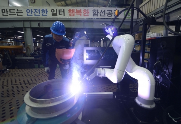 뉴로메카의 협동용접로봇이 해군 제2수리창에 도입되어 작업을 하고 있다.(사진=뉴로메카)