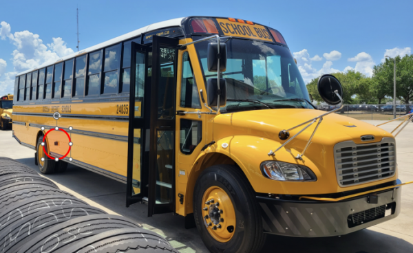 미국 플로리다주가 관리하는 스쿨버스에 스마트레이더시스템의 레이더가 장착된 모습. (사진=스마트레이더시스템)