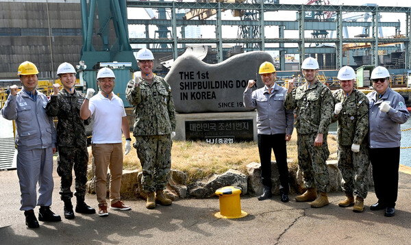 닐 코프로스키 주한미해군사령관(왼쪽 네 번째)과 유상철 HJ중공업 대표이사(왼쪽 다섯 번째) 등 관계자들이 HJ중공업 영도조선소 방문을 마치고 기념촬영을 하고 있다. (사진=HJ중공업)