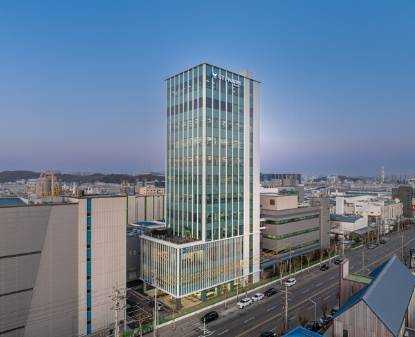 에스티팜 반월 사옥 전경.