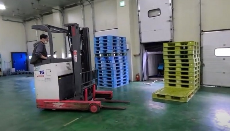 인이스홀딩스 안성물류센터 모습. 한 직원이 오전에 배송나간 식자재들이 쌓여있던 파레트를 정리하고 있다.(사진=더넥스트뉴스)