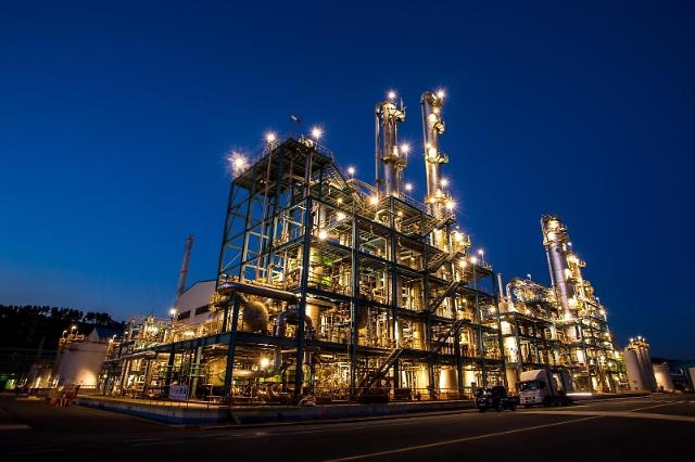 롯데정밀화학 울산 헤셀로스 공장 야경.(사진=롯데정밀화학 제공)