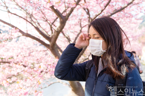 기상청은 2025년 알레르기 유발 꽃가루 달력을 발표하며, 꽃가루 농도가 예년보다 일찍 시작될 것으로 예상돼 알레르기 환자들이 미리 대비할 필요성을 강조했다. (클립아트코리아)