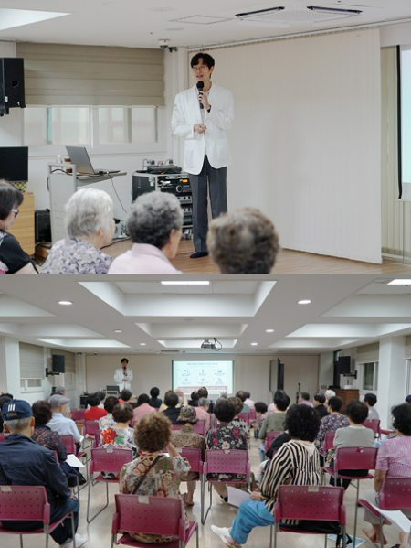 전진호 참포도나무병원 원장이 서초구립 양재노인종합복지관에서 무릎 관절염 단계별 치료법을 주제로 건강강좌를 진행하고 있다. <사진=참포도나무병원 제공>