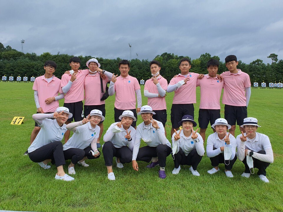 한국중고양궁연맹회장기 전국남녀중고등학교양궁대회 남녀고등부 단체전에서 동반 우승 후 기념촬영(사진=경기체고 양궁부 제공)