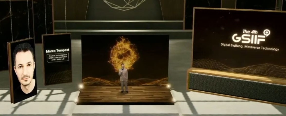 사회자 스캇 놀스 KAIST 교수가 기조연설자 NASA 제트추진연구소 연구원 및 MIT 미디어랩 디렉터 펠로우 마르코 템페스트를 소개하는 장면. 사진=KAIST