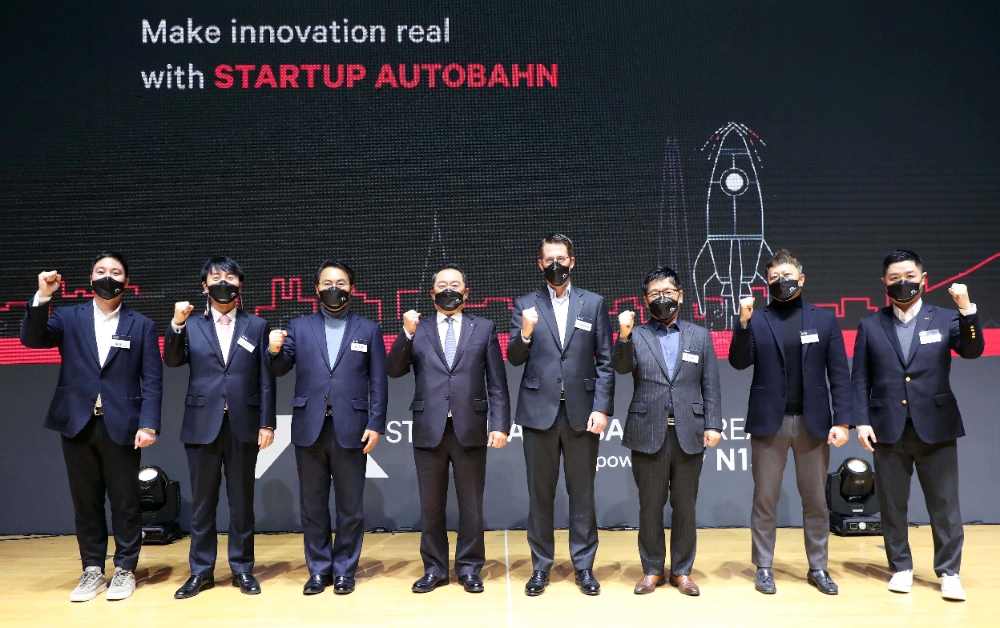 사진=(좌로부터) N15 허제 공동대표, 서울산업진흥원 김현우 대표이사, 서울시 황보연 경제정책실장, 한국무역협회 구자열 회장, 메르세데스-벤츠 코리아 토마스 클라인 대표, 중소벤처기업부 차정훈 창업벤처혁신실장, SK 텔레콤 이재신 글로벌사업개발담당, N15 류선종 공동대표