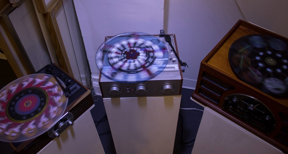 아날로그 애니메이션 기법을 모방하여 만들어진 세 개의 실크스크린 오브제와 메시지가 적힌 원형 거울로 이루어진 Riddle (2020)은 스핑크스의 문제와 맞물려 문화의 전승, 이주, 우주에 대한 공상 등 현재의 세계를 구성하고 있는 거대한 관념에 대한 이미지를 제시한다. / 사진==Courtesy of DOI KIM