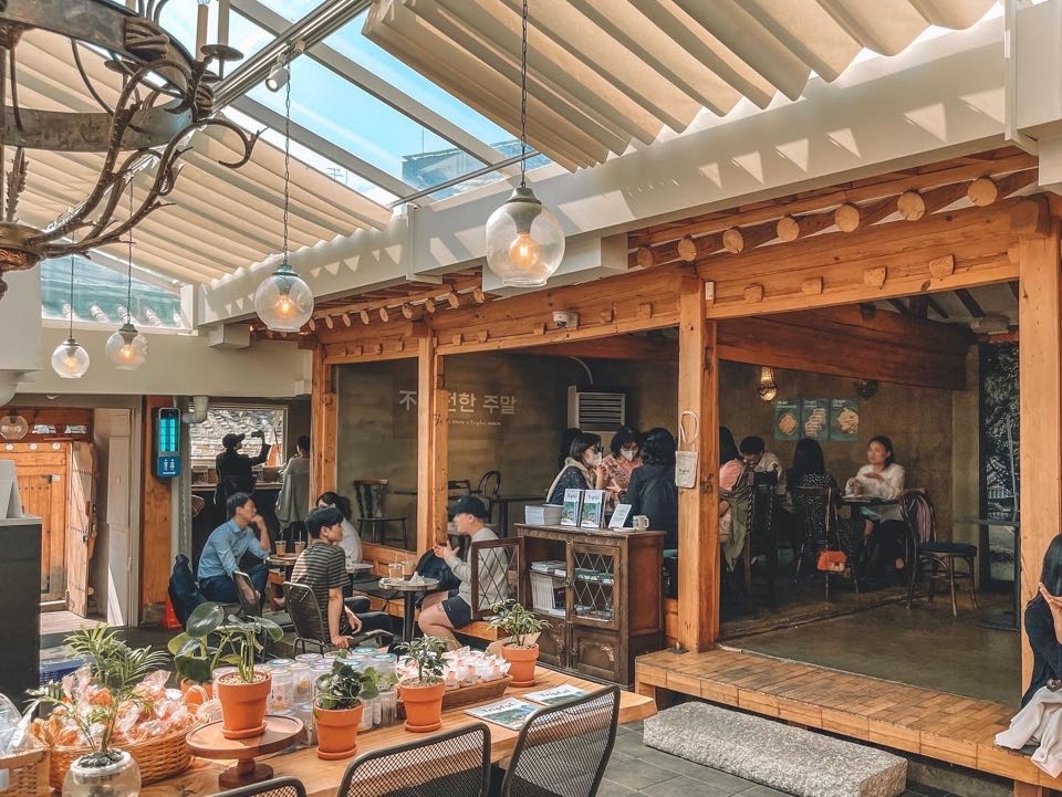 사람들로 붐비는 서울 속 완주 ‘불(不)완전한 주말’ 팝업스토어 전경 / 사진=이지앤북스