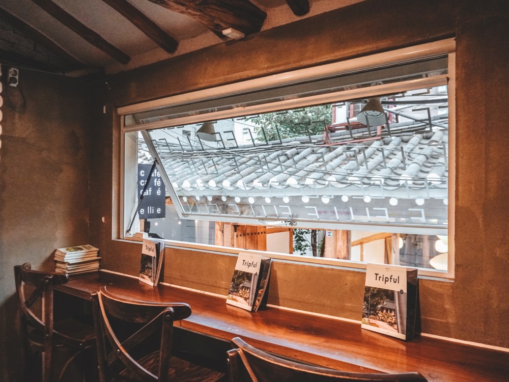 서울 속 완주 '불(不) 완전한 주말’ 팝업스토어와 함께한 여행가이드북 '트립풀완주’도 볼 수 있다. / 사진=이지앤북스