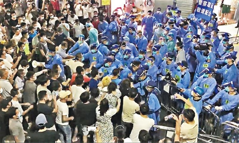 중국 선전 사웨이의 주민들이 26일 코로나19 봉쇄에 항의하는 모습, 출처=연합뉴스