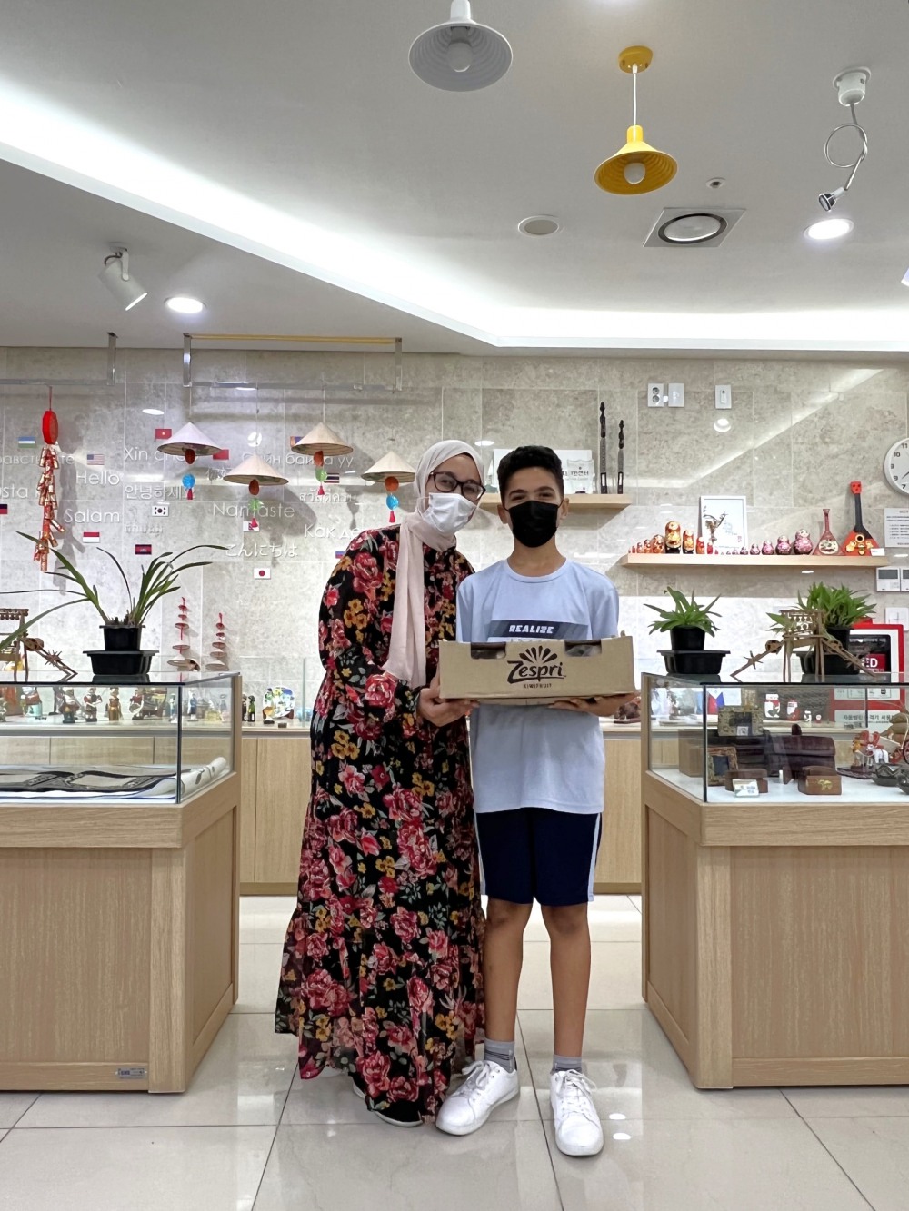 ▲제스프리가 ‘정신건강의 날’ 및 ‘임산부의 날’을 맞아 초록우산어린이재단과 (사)월드휴먼브리지에 총 3000만원 상당의 키위를 기부했다. (이미지 제공: 초록우산어린이재단·(사)월드휴먼브리지)