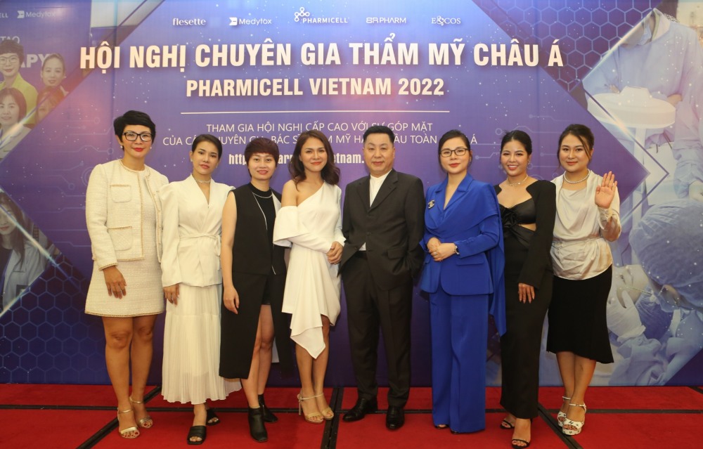 누이엔 티 디 히엔(Nguyễn Thị Diệu Hiền), 루비 드엉(Ruby Dương), 단 투 향(Trần Thu Hằng), 딩티궤와인(Đinh Thị Kiều Oanh), Mansu Kang, 부화투(Vũ Hoài Thu), 드엉티홍감(Dương Thị Hồng Cẩm), 단링프엉(Trần Linh Phương) 좌측부터