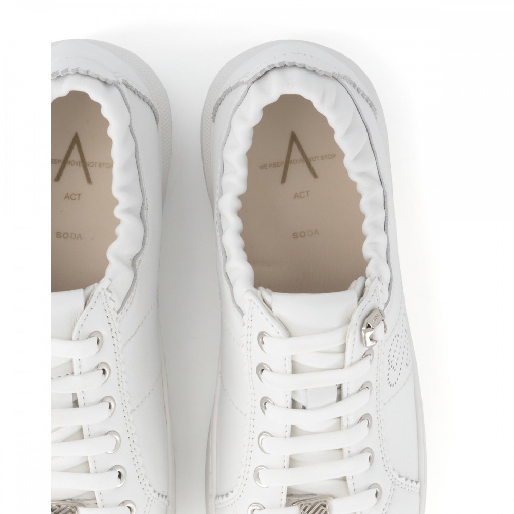 소다 슈즈, 화이트데이 선물에 어울리는 남녀 스니커즈 선보여