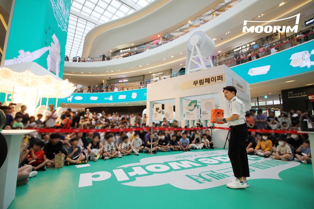 지난 6월 10일, 스타필드 고양점에 마련된 무림페이퍼의 ‘페이퍼 어드벤처 2023 - 무해월드’에서 펼쳐진 종이비행기 국가대표 ‘위플레이’의 공연 모습