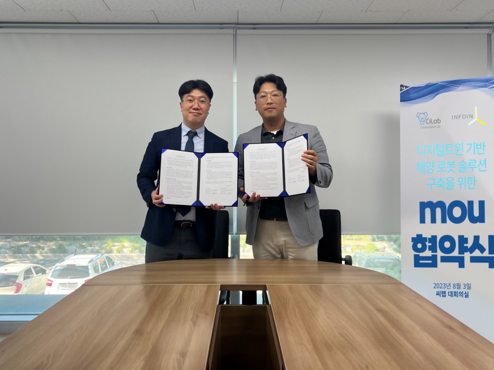 사진=씨랩 황요섭 대표이사(왼쪽)와 인포인 DT 본부 우진국 지사장(오른쪽)이 MOU 기념사진을 촬영하고 있다.(인포인 제공)