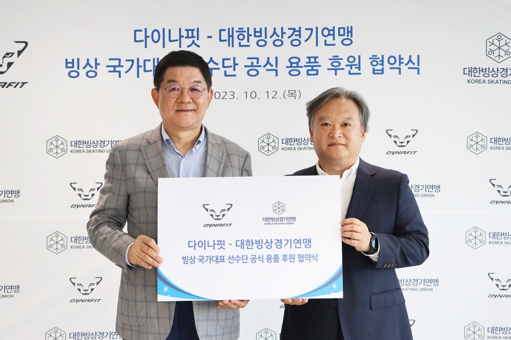 지난 12일 다이나핏 본사에서 진행된 빙상 국가대표 선수단 공식 용품 후원 협약식에서 다이나핏 권성진 영업부문장(오른쪽), 대한빙상경기연맹 김홍식 상임 부회장(왼쪽)이 협약식 이후 기념촬영을 하고 있다.