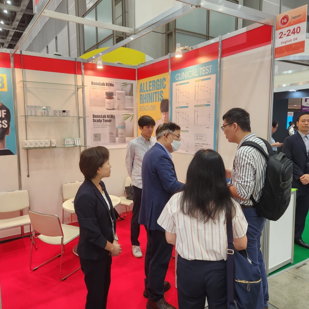 사진 : (주)벤스랩 정종문 연구소장이 해외 바이어들에게 비엘모에 대해 설명하고있다.