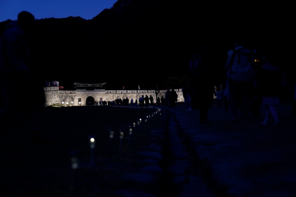 문경시문화재를 사랑하는 200여명의 시민의 행렬이 조령관문을 지나 문경새재 문화재야행으로 들어가고 있는 모습