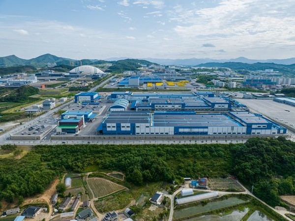 더블유씨피 충주 공장과 본사.(사진=더블유씨피 제공)