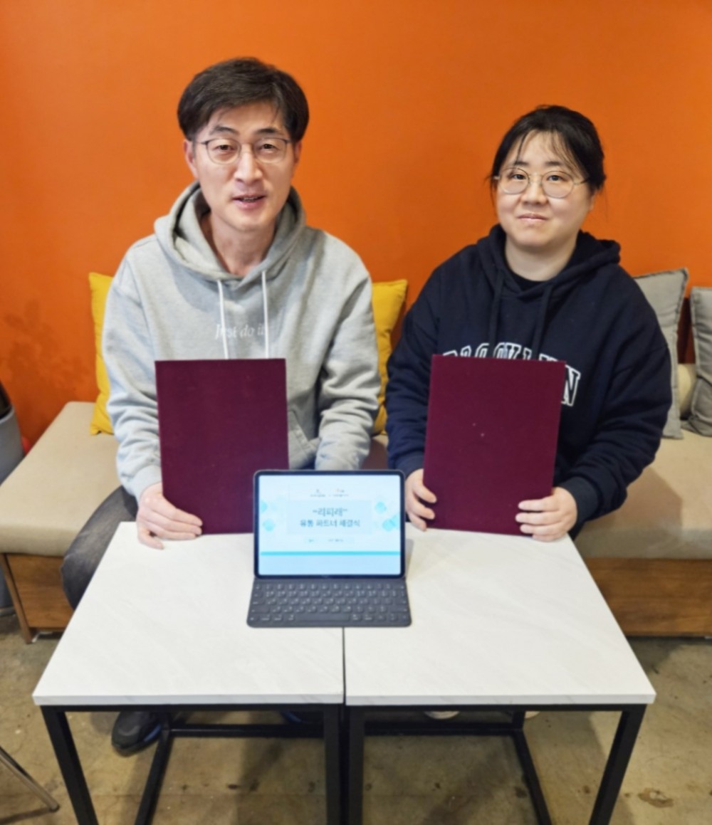 최홍영 비지플랫폼 대표(좌)와 나모라 와플 대표