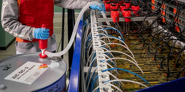 SK엔무브에서 제공받은 액침냉각액을 실증하고 있는 SK텔레콤 데이터센터 서버장비.