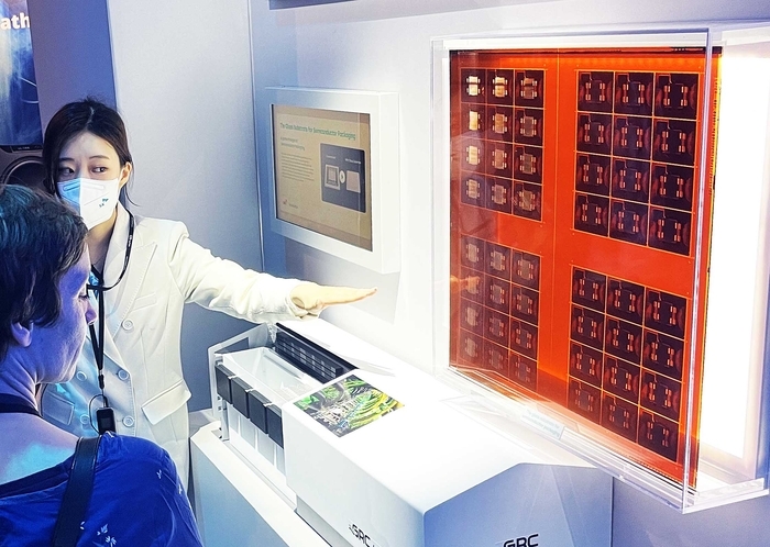 SKC가 CES 2023에서 선보인 반도체 유리기판 실물.(사진=SKC 제공)