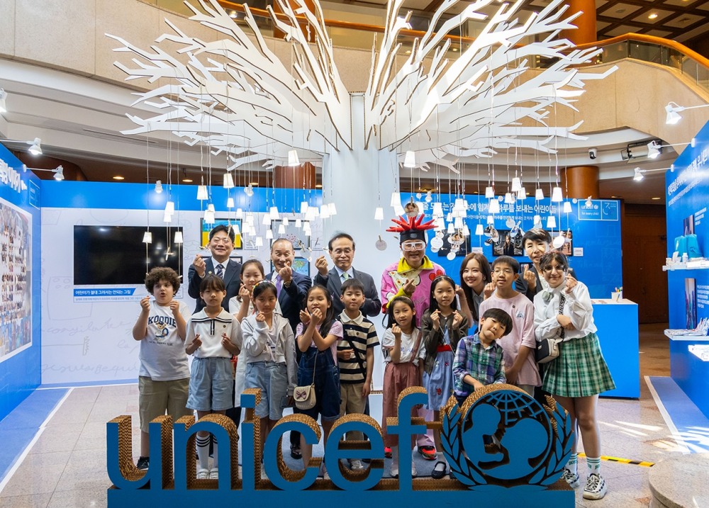 △ 청와대 춘추관 로비에서 진행 중인 유니세프 한국위원회 ‘함께 그리는 희망 이야기’ 특별전 관람 행사에서 참여 어린이들과 내빈들이 희망 트리 앞에 함께했다. (사진제공=유니세프 한국위원회)