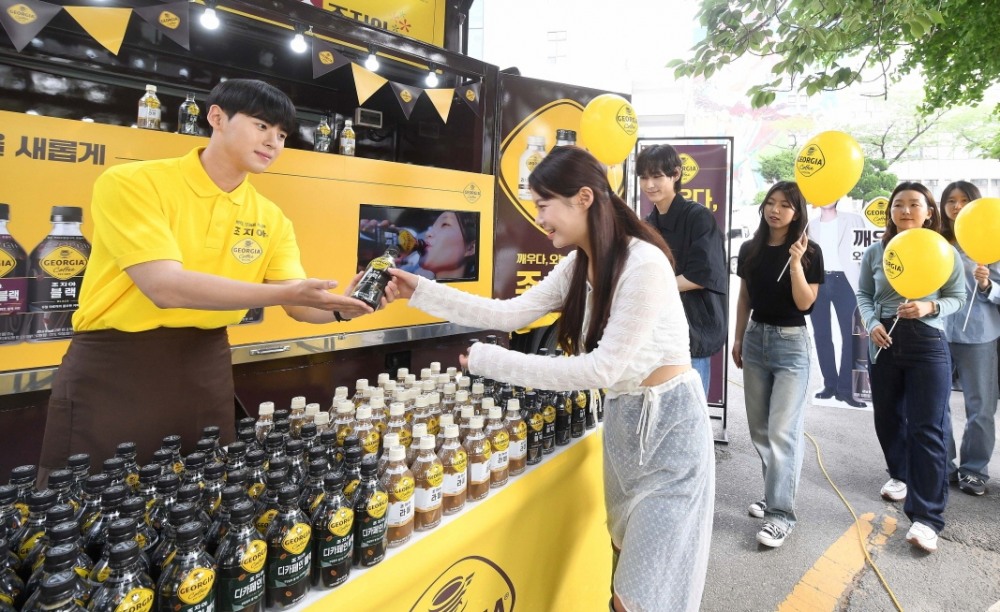 22일 서울 동대문구 경희대학교 캠퍼스에서 진행된 ‘코카-콜라사의 대표 RTD(Ready-To-Drink) 커피 브랜드 ‘조지아’의 ‘스쿨 페스티벌 어택(School Festival Attack)’ 참가자들이 조지아 커피를 받아가고 있다. 조지아는 경희대학교 축제 기간인 22일부터 24일까지 캠퍼스에 커피 트럭을 설치하고, ▲조지아 블랙 ▲조지아 라떼 ▲조지아 디카페인 제품을 제공하는 이벤트를 진행한다.