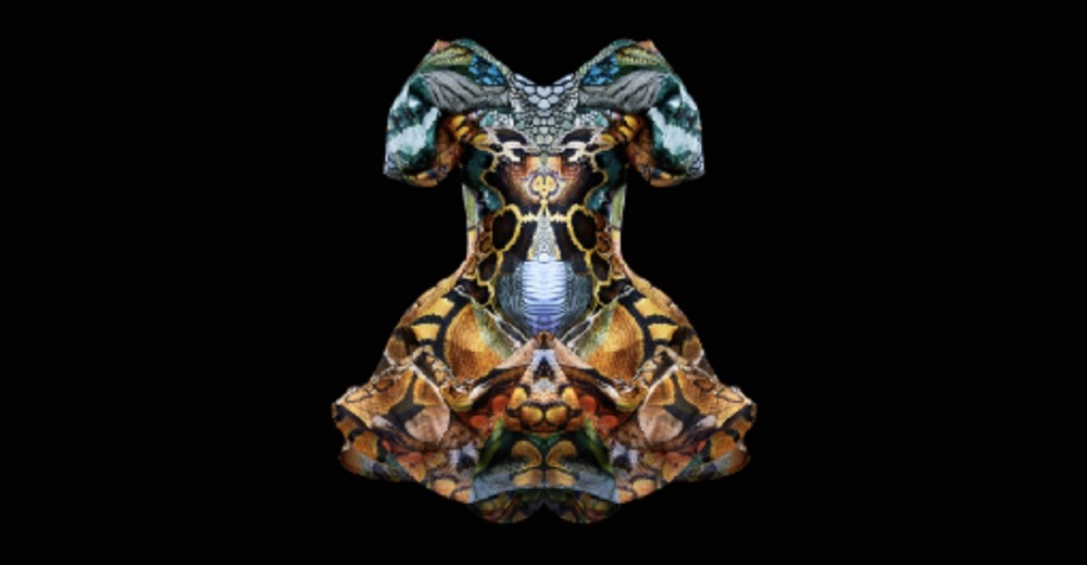 디지털 프린트 오간자 드레스(2010) - 알렉산더 맥퀸 / 이미지 출처 : 서울디자인재단