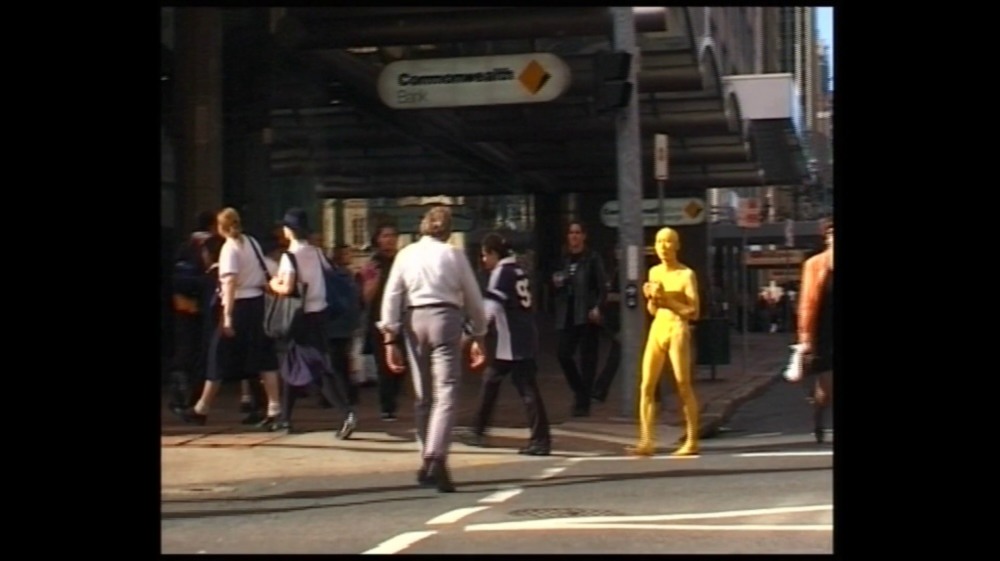 〈옐로우 맨의 여행 No.13: 파편화된 신체/변하는 상황〉, 1999, 싱글채널 비디오, 컬러, 사운드, 10분 26초. 리웬 아카이브. 리웬과 아시아 아트 아카이브(Asia Art Archive) 제공