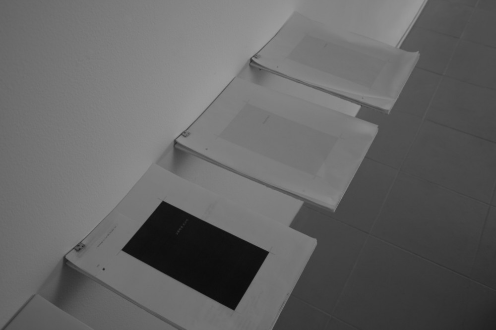 〈HOW DARE I FEEL SAD WHEN I THINK OF YOU〉, 2020, 복사용지 프린트에 교정교열본, 297 x 210 mm x 5묶음, 103 x 187 mm x 1묶음.