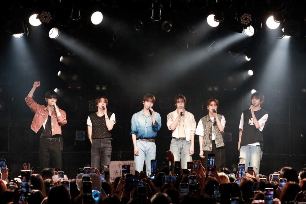 보이넥스트도어, 日 데뷔 싱글 타이틀곡 선공개 맞아 깜짝 라이브 공연…대대적 프로모션 시작