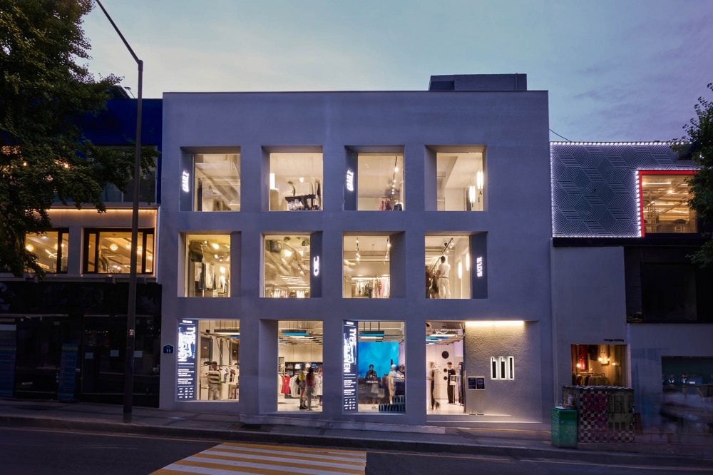 ‘K패션’ 매력에 빠진 홍대..‘타입일레븐’ 오픈 성황