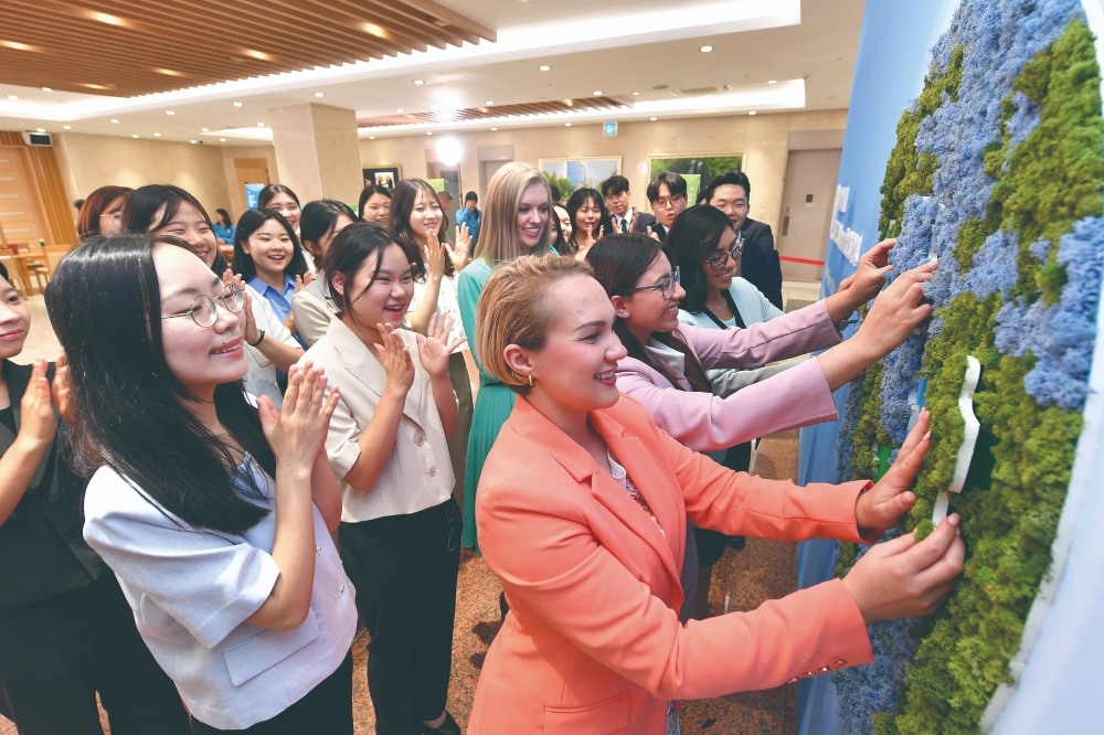 부대행사로 마련된 '지구환경 복원 네트워크' 존에서 참가자들이 스칸디아모스(공기정화식물)로 된 퍼즐을 맞추며 숲으로 가득한 지구를 형상화했다.