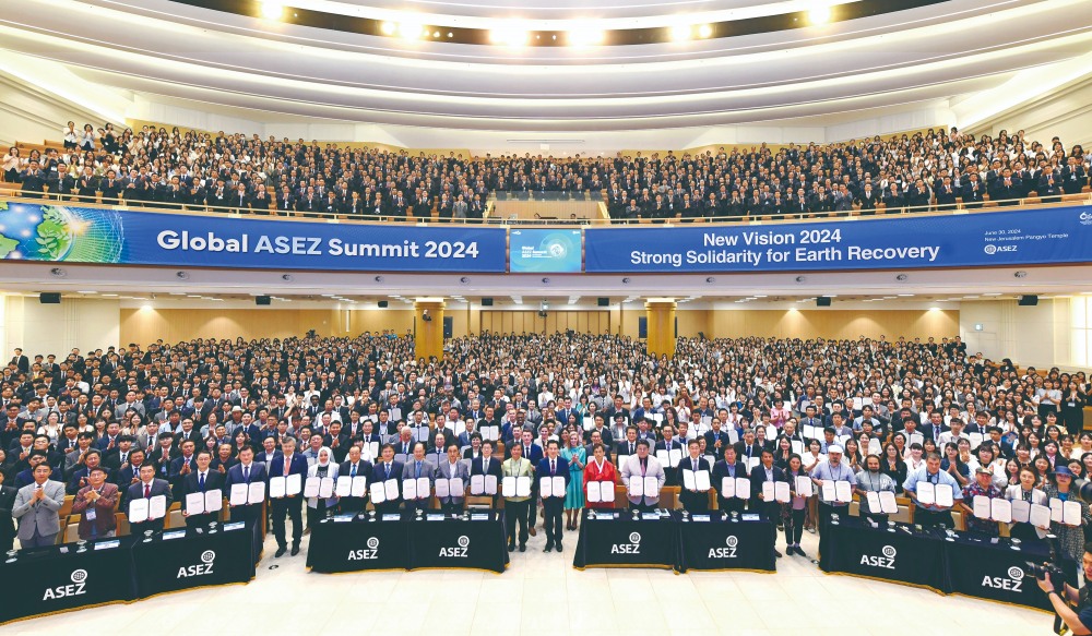 6월 30일 하나님의교회 세계복음선교협회 대학생봉사단 아세즈(ASEZ)가 개최한 '2024 전 세계 ASEZ 정상회의'에 국내외 ASEZ 회원들을 비롯해 각계각층 2000명가량이 참여해 성황을 이뤘다. 하나님의 교회 총회장 김주철 목사(가운데)와 송칸 루앙무닌턴 주한 라오스 대사, 조명래 전 환경부 장관 등 학계·정계·법조계·언론계·문화계 등 각계각층 주요 인사들이 '지구환경 복원 프로젝트' 이행에 지지서명하며 연대의 뜻을 밝혔다.