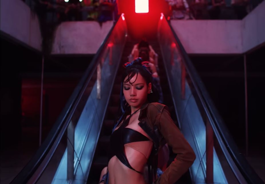 블랙핑크 리사, ‘락스타’로 커리어 하이 달성…글로벌 대세다운 존재감