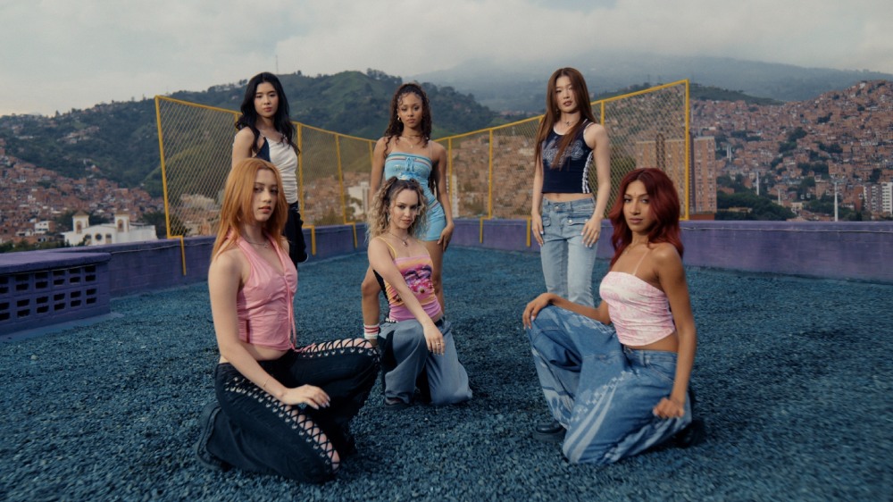 캣츠아이, 첫 싱글 'Debut' 안무 버전 뮤직비디오 공개…‘6인 6색 매력 뽐내’