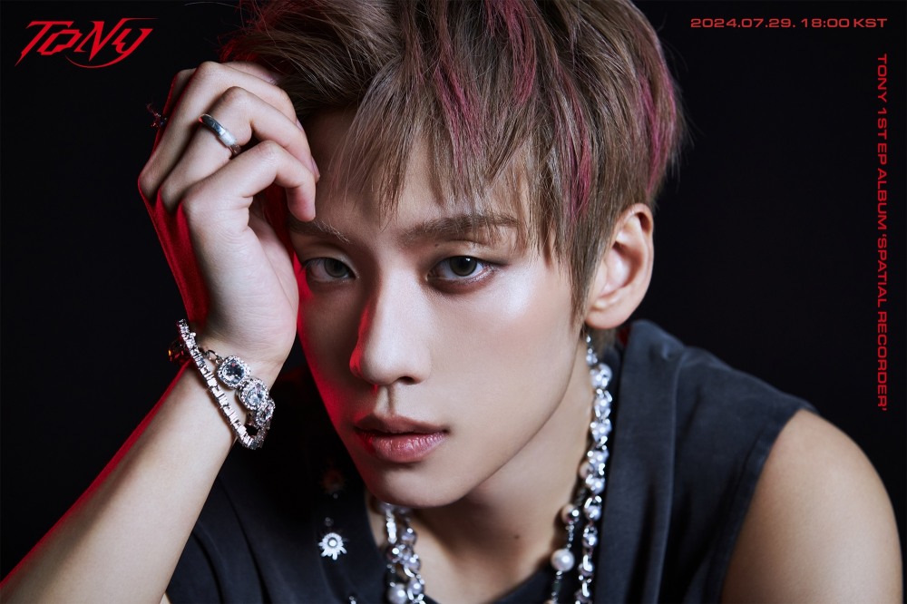 토니, 'SPATIAL RECORDER' 새 콘셉트 공개…강렬 눈빛에 ‘심쿵’