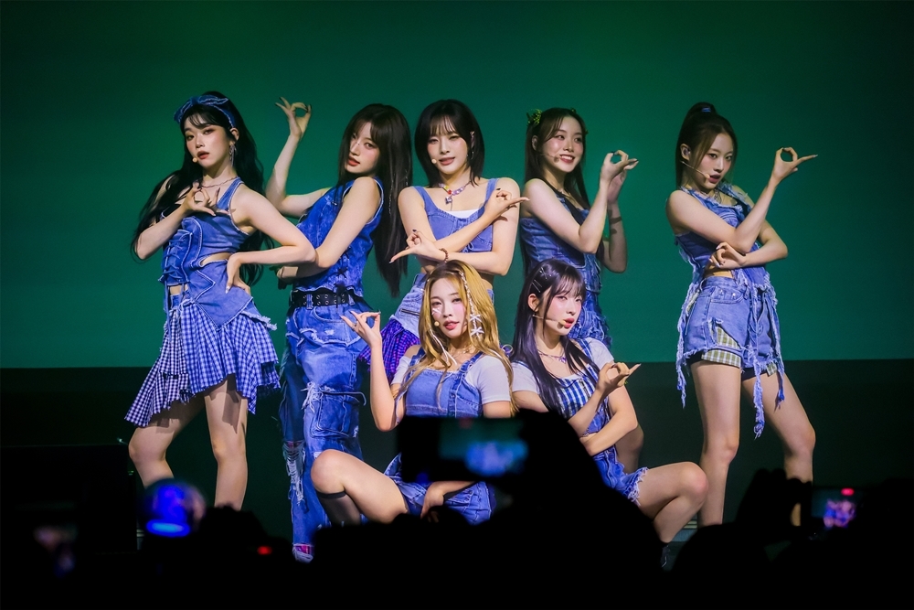 빌리, 첫 월드투어 순항 中…전곡 떼창 행렬