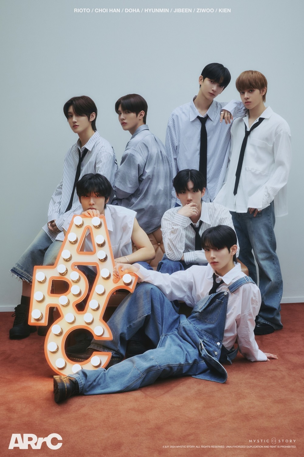 아크, 첫 EP 'AR^C' 포토 드롭 추가 공개…'힙↔청량' 넘나드는 매력