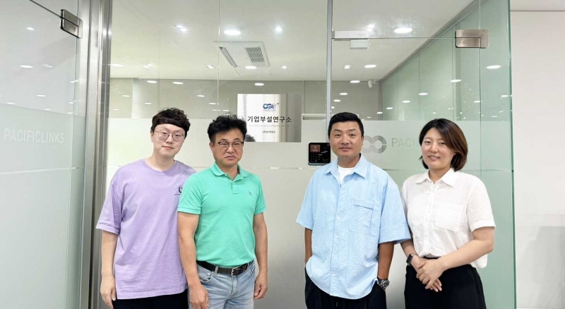 투어링스 기업부설연구소 현판 앞에서 (오른쪽 두번째)장문수 대표와 (왼쪽 두번째)신재웅 소장이 직원들과 함께 기념 사진을 찍고 있는 모습 (사진 제공=투어링스)