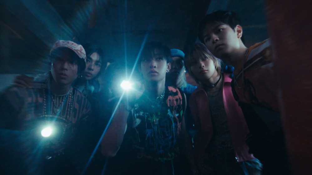 스트레이 키즈, 수록곡 'JJAM' 뮤직비디오 공개…‘SKZ표 유머 코드+강렬한 군무 임팩트’