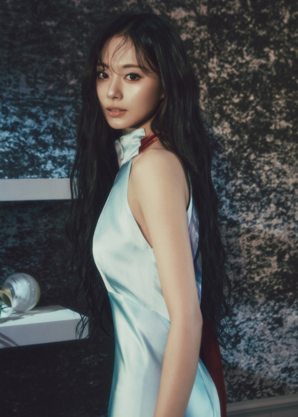 트와이스 쯔위, 솔로 데뷔 앨범 ‘어바웃 쯔’ 첫 번째 콘셉트 포토 공개…클래식한 아름다움