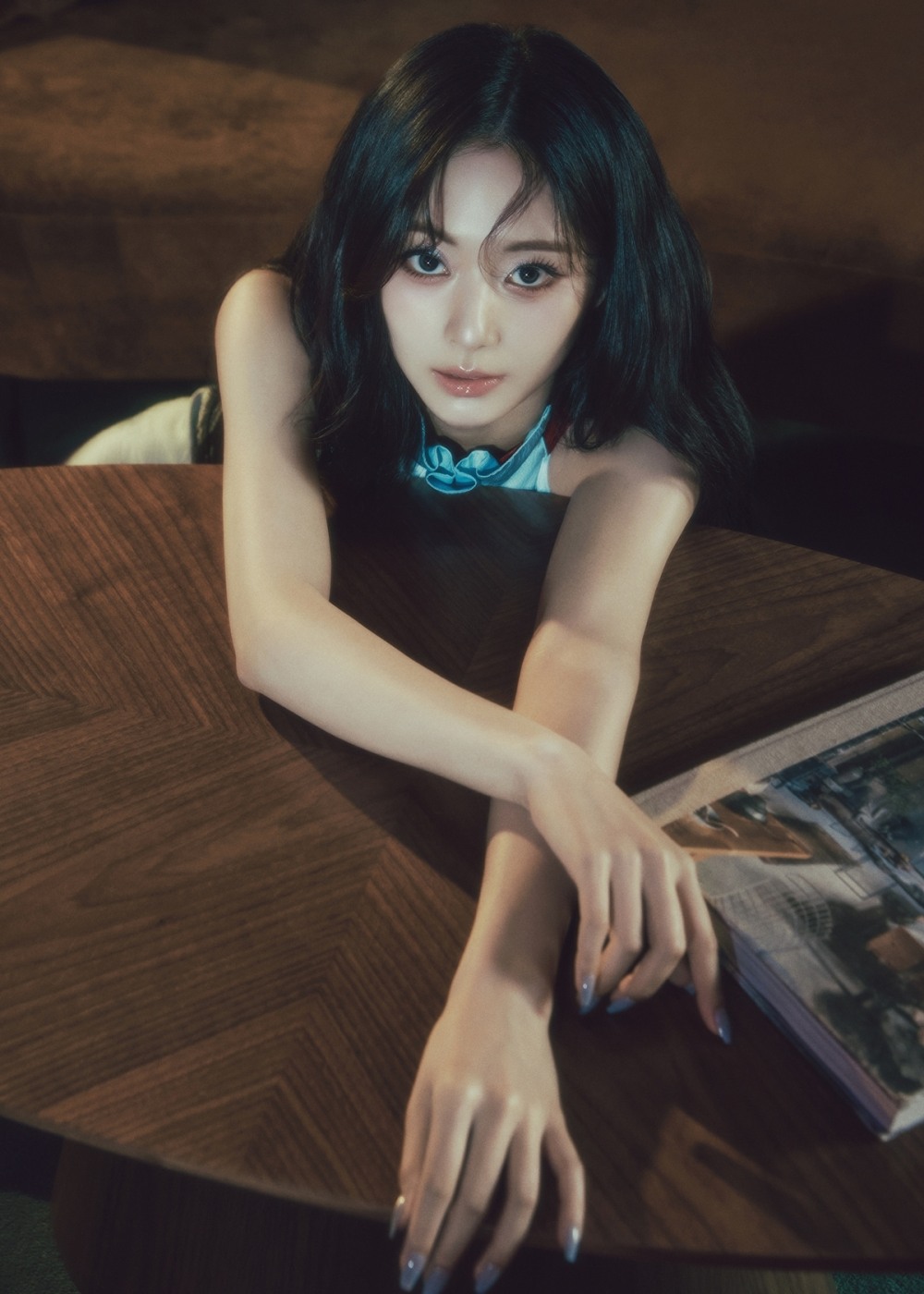 트와이스 쯔위, 솔로 데뷔 앨범 ‘어바웃 쯔’ 첫 번째 콘셉트 포토 공개…클래식한 아름다움