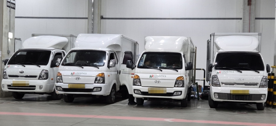 사진설명=HR그룹 차량 탑차 출차를 기다리고 있다/사진-HR그룹(주) 미디어팀 제공