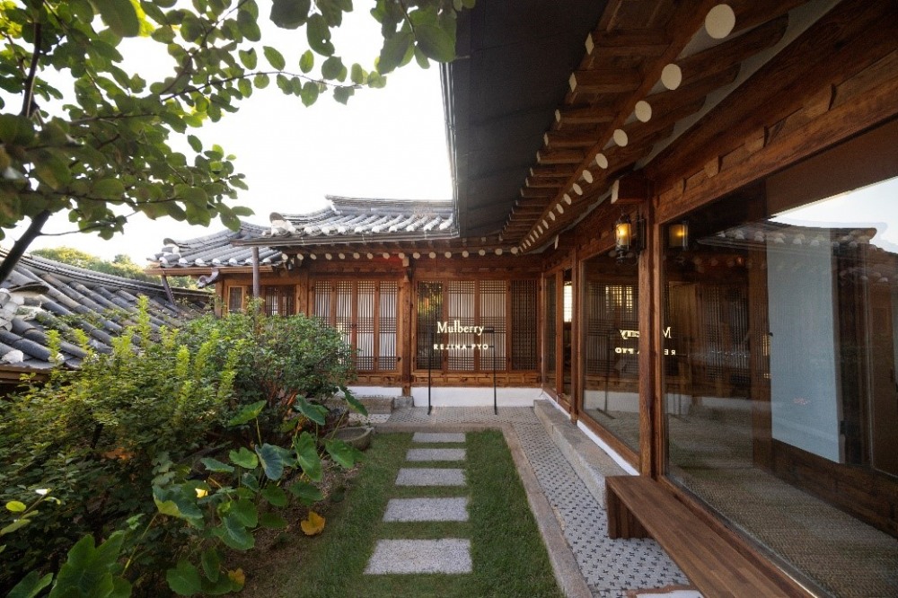 멀버리 X 레지나 표, 한정판 콜라보레이션 출시 기념 서울 북촌 한옥에서 이벤트 진행