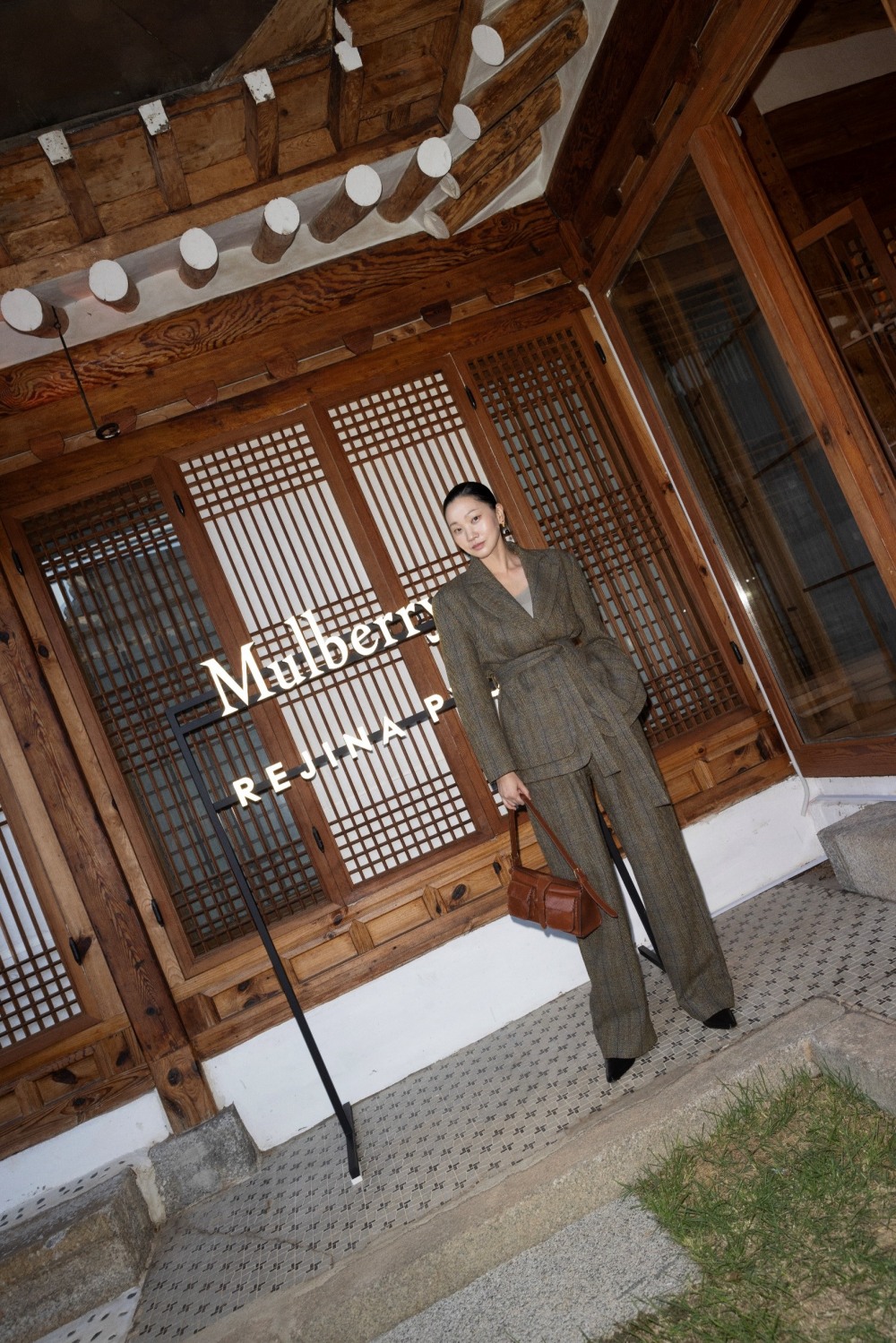 멀버리 X 레지나 표, 한정판 콜라보레이션 출시 기념 서울 북촌 한옥에서 이벤트 진행