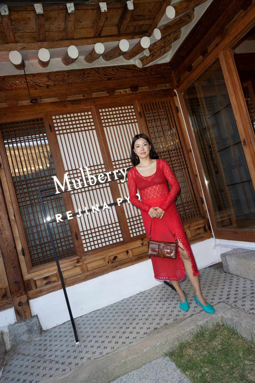 멀버리 X 레지나 표, 한정판 콜라보레이션 출시 기념 서울 북촌 한옥에서 이벤트 진행